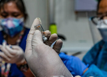 Enfermeiras preparam doses durante campanha de vacinação nas Filipinas: é precido proteger os profissionais que estão na linha de frente Foto: ADB/Eric Sales