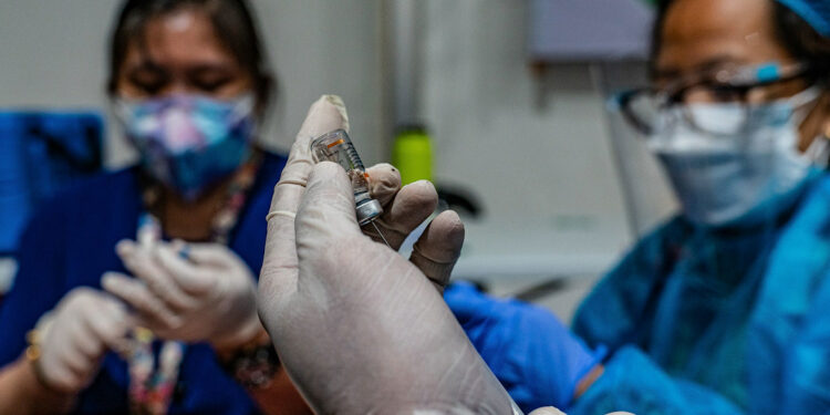 Enfermeiras preparam doses durante campanha de vacinação nas Filipinas: é precido proteger os profissionais que estão na linha de frente Foto: ADB/Eric Sales