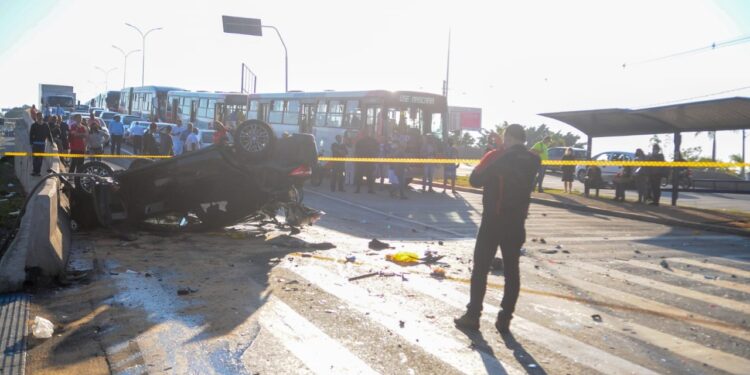 Vítimas de racha na John Boyd Dunlop continuam internadas em estado grave