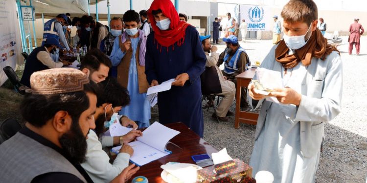 Desalojados recebem assistência em Cabul, capital do Afeganistão - Foto: UNHCR/ Tony Aseh