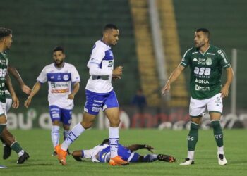 Lance do jogo contra o Confiança: derrota no Brinco, nos acréscimos, foi um desastre para as pretensões de subir Foto: Thomaz Marostegan/Guarani FC