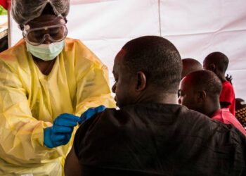 Homem na República Democrática do Congo recebe vacina contra ebola - Foto: Banco Mundial/Vincent Tremeau