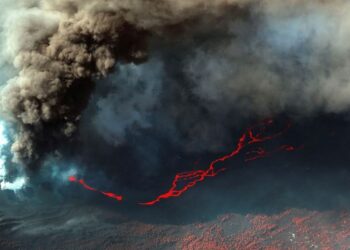 Atividade vulcânica preocupa técnicos e leva autoridades a retirar população - Foto: Maxar Technologies