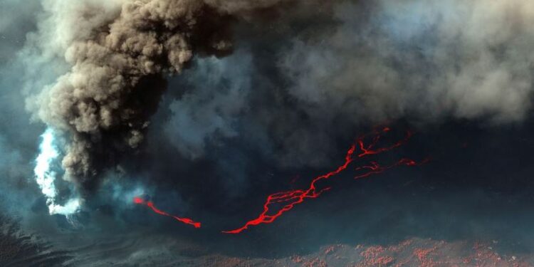 Atividade vulcânica preocupa técnicos e leva autoridades a retirar população - Foto: Maxar Technologies