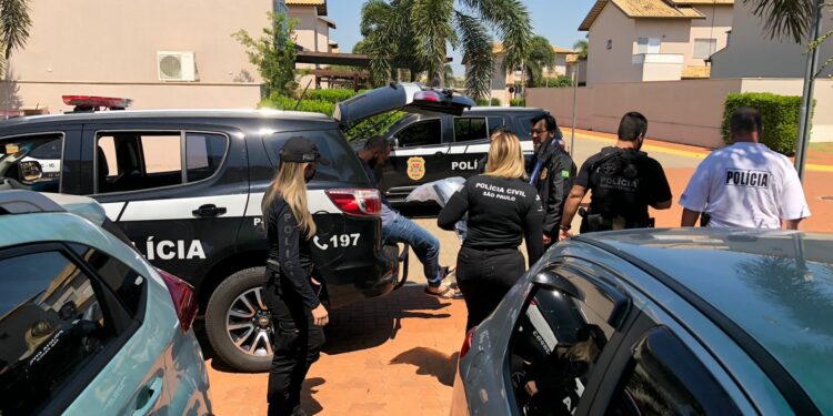 Policiais do Deic colocam preso na viatura: operação "Curumins" Foto: Divulgação