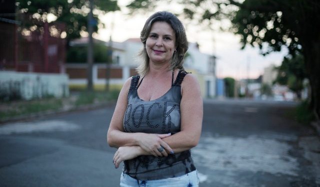 "Me apaixonei pelas crianças, me apaixonei pelo que eu faço", diz Claudia Dorta, professora da rede pública há 29 anos - Foto: Leandro Ferreira/Hora Campinas