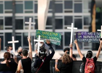 Manifestantes carregam faixas antigovernistas e cruzes simbolizando as 600 mil mortes Foto: Pedro França/Agência Senado