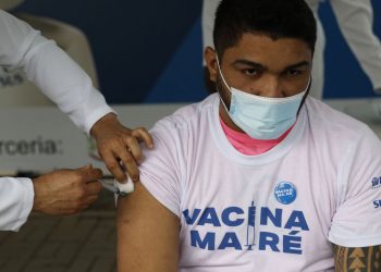 Vacinação em massa contra a Covid-19 de moradores do Complexo da Maré Foto: Fernando Frazão/Agência Brasil