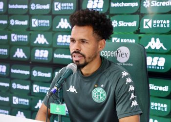 Bruno Silva comemora retorno da torcida e quer vitória diante do Londrina