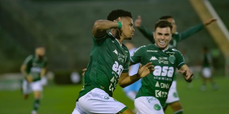 No primeiro toque na bola, Pablo marcou o terceiro gol do Guarani. Foto: Leandro Ferreira/Hora Campinas