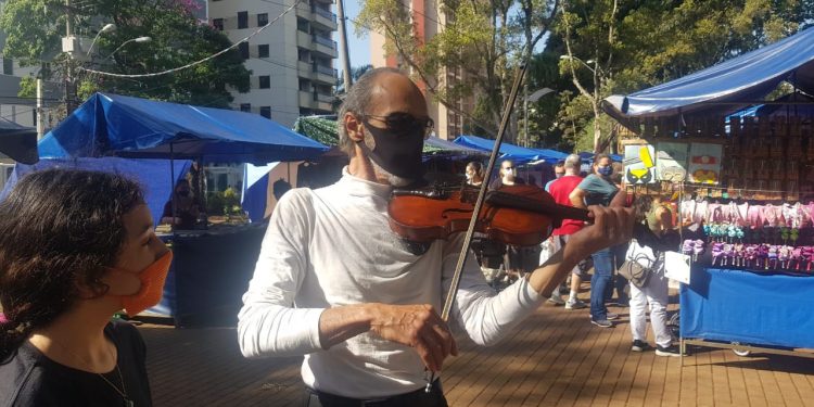 Músico toca o seu violino na Feira do Convivência, em cena que sinaliza para tempos melhores e de maior alívio da pandemia Foto: Leandro Ferreira/Hora Campinas