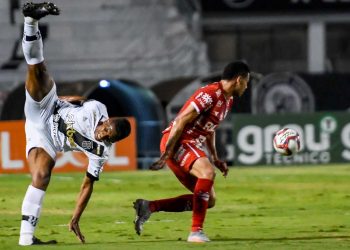 O lance da lesão de Cleylton aconteceu nos primeiros minutos do empate com o Vila Nova. Foto: Ponte Press/Álvaro Jr.