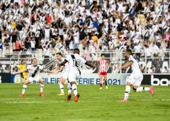 Jogadores da Ponte comemoram gol: Macaca sofre virada  do Náutico no jogo de retorno da torcida - Fotos: Ponte Press/Álvaro Jr.