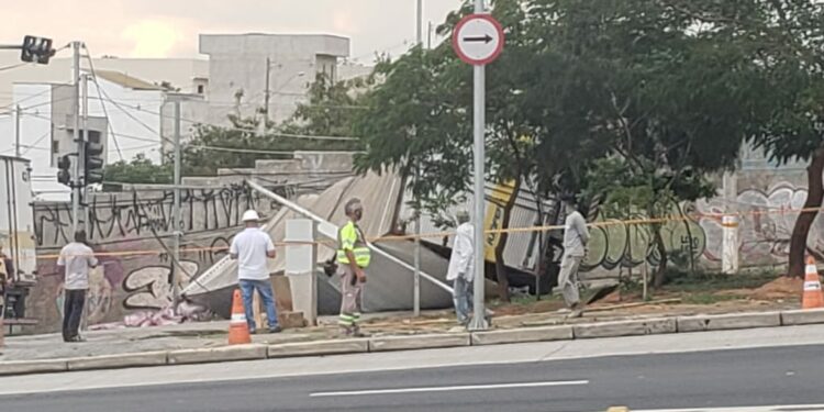Carreta perde freios na John Boyd Dunlop e atropela mulher