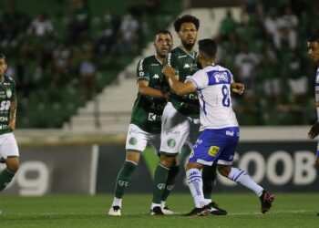 Disputa de bola entre jogadores de Guarani e Confiança, na última partida do Bugre pela Série B. Foto: Thomaz Marostegan/Guarani FC