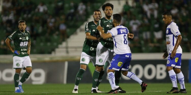Disputa de bola entre jogadores de Guarani e Confiança, na última partida do Bugre pela Série B. Foto: Thomaz Marostegan/Guarani FC