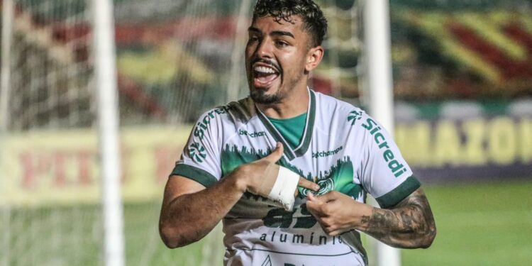 Bidu, de pênalti, fez o gol que garantiu a vitória ao Guarani fora de casa. Fotos: Ronald Felipe/ Especial para o Guarani FC