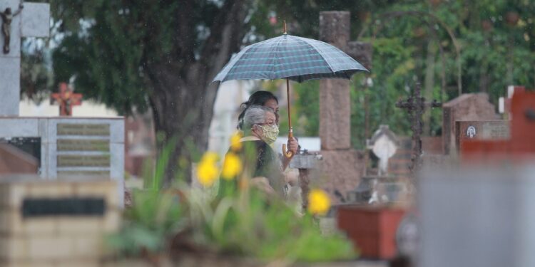 Com chuva, campineiros aproveitam o domingo para antecipar visita de Finados