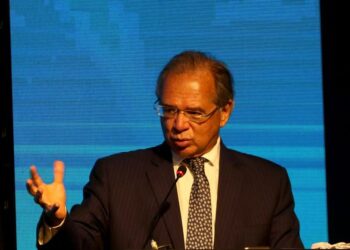 Guedes diz que governo usará R$ 30 bi fora do teto para pagar Auxílio Brasil