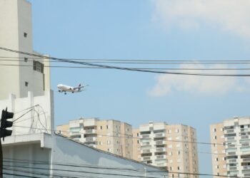 Avião da Latam, antiga TAM, sobrevoa o bairro de Jabaquara, onde ocorreu o acidente do Fokker em 1996: tragédia mudou protocolos de segurança e formas de suporte às vítimas e parentes Foto: Rovena Rosa/Agência Brasil