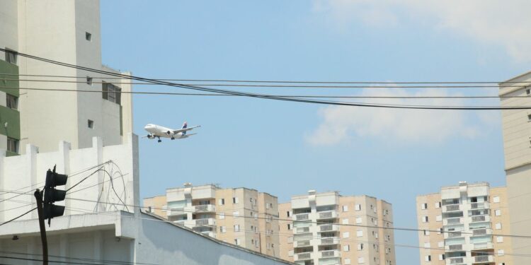 Avião da Latam, antiga TAM, sobrevoa o bairro de Jabaquara, onde ocorreu o acidente do Fokker em 1996: tragédia mudou protocolos de segurança e formas de suporte às vítimas e parentes Foto: Rovena Rosa/Agência Brasil