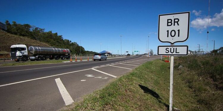 A companhia vencedora do leilão deverá realizar a construção de 590,9 quilômetros de faixas adicionais nas duas rodovias. Foto: Divulgação