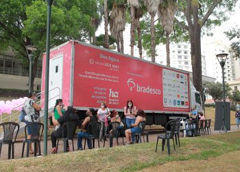 Carreta de exame de mamografia instalada em frente ao prédio da Prefeitura: segunda-feira. Foto/ Leandro Ferreira / Hora Campinas