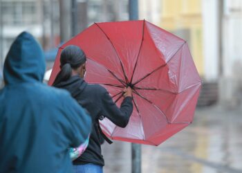 Desde segunda-feira (18), circular no Centro exige capuz, sombrinha e guarda-chuva Foto: Leandro Ferreira/Hora Campinas