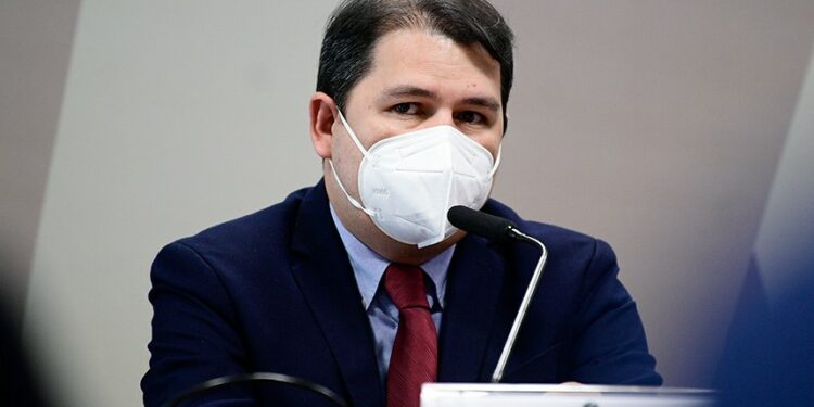Senadores apontam que Conitec serviu de “escudo” para governo propagar cloroquina