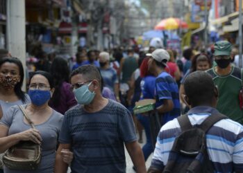 A máscara de proteção continua obrigatória em todos os ambientes públicos até 31 de março. Foto: Agência Brasil