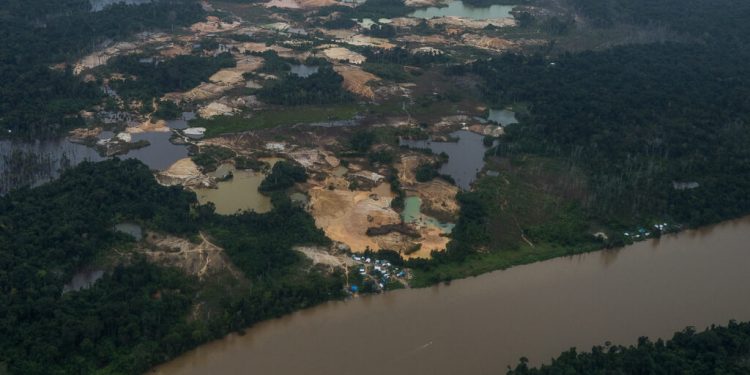 Área de garimpo ilegal em terra indígena, na Amazônia. Fotos Públicas