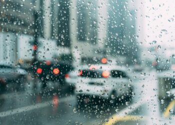 Dirigir em dias chuvosos apresenta alguns riscos e surpresas . Foto: Pixabay/Divulgação