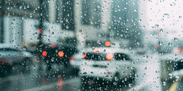 Dirigir em dias chuvosos apresenta alguns riscos e surpresas . Foto: Pixabay/Divulgação