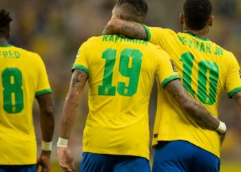 Os jogadores Neymar e Raphinha foram decisivos para o bom desempenho do Brasil no jogo contra o Uruguai - Foto: Lucas Figueiredo/Agência Brasil