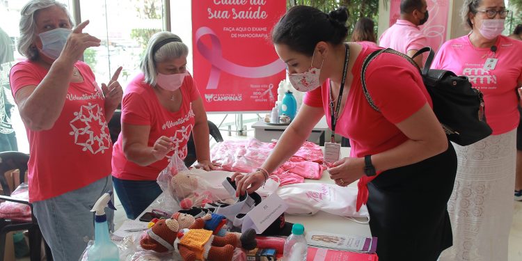 Campanha do Outubro Rosa, faz campanha de apoio a pacientes em tratamento. Foto: Leandro Ferreira / Hora Campinas