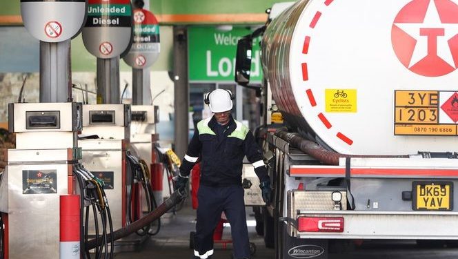 Posto de combustível com militar no trabalho de distribuição em Londres. Foto: Agência Brasil