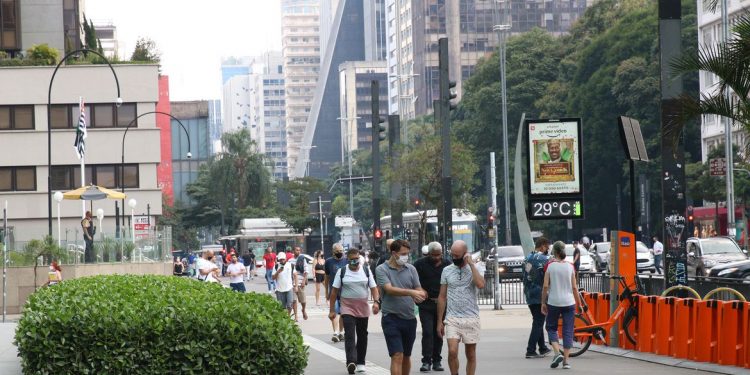 Movimento de pessoas na Avenida Paulista durante a fase vermelha da pandemia de Covid-19 na Capital. Foto: Agência Brasil