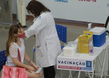 O avanço da vacinação tem contribuído para a queda de casos de mortes, diz secretaria. Foto: Leandro Ferreira/ Hora Campinas