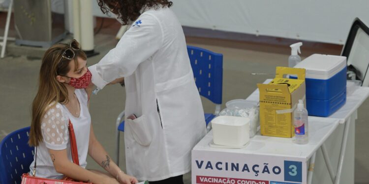O avanço da vacinação tem contribuído para a queda de casos de mortes, diz secretaria. Foto: Leandro Ferreira/ Hora Campinas