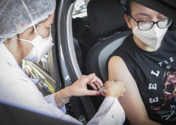 O Ministério da Saúde distribuiu mais de 320 milhões de doses de vacinas contra a covid-19 para estados e municípios. Foto: Agência Brasil Divulgação
