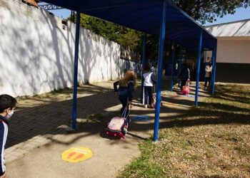 Sindicato vai ao MPT contra volta de 100% dos alunos nas escolas