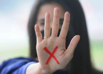 O X na palma da mão representa o pedido de ajuda da vítima de violência doméstica. Foto: Agência Brasil