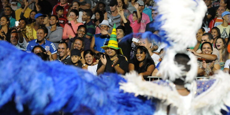 O medo de que a aglomeração do Carnaval traga uma nova onda da Covid tem levado os municípios a cancelar a festa. Foto: Arquivo