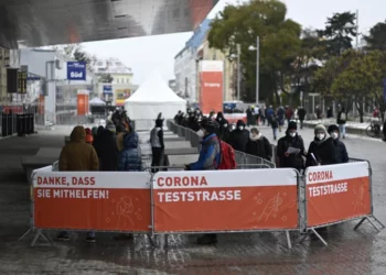 Austríacos na fila para testagem contra a Covid: mortes e casos em alta. Foto: Reprodução