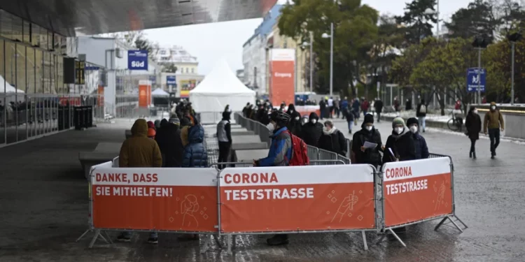 Austríacos na fila para testagem contra a Covid: mortes e casos em alta. Foto: Reprodução