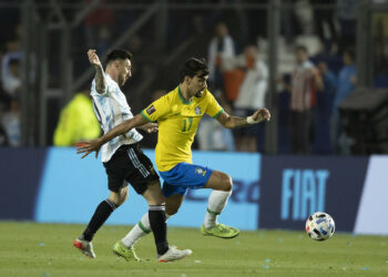 Lucas Paquetá em disputa de bola com Messi na partida desta terça-feira. Foto: Lucas Figueiredo/CBF