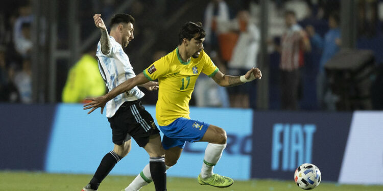 Lucas Paquetá em disputa de bola com Messi na partida desta terça-feira. Foto: Lucas Figueiredo/CBF