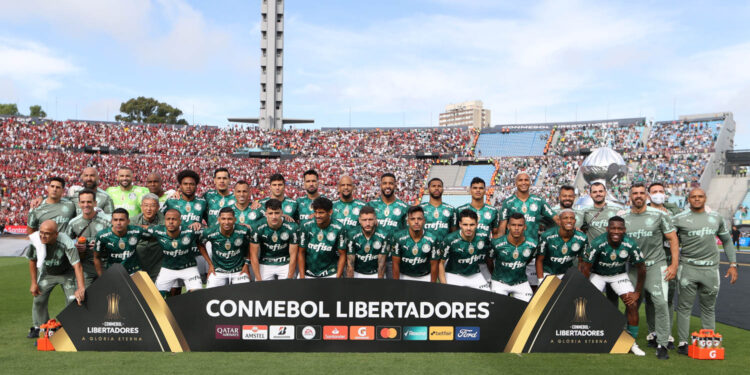 da SE Palmeiras, disputa bola com o jogador, do CR Flamengo, durante partida final, da Copa Libertadores, no Estádio Centenário. (Foto: Cesar Greco)