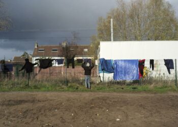 Campo de migrantes em Calais: tentativas de ir para a Inglaterra. Foto: Reprodução