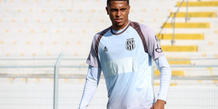 "A equipe não está pressionada, mas motivada", afirmou o lateral-esquerdo Rafael Santos - Fotos: Diego Almeida/Ponte Press